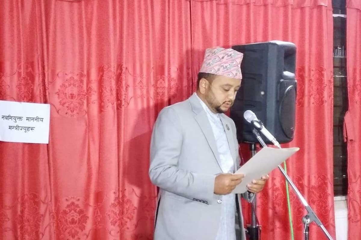 नवनियुक्त आर्थिक मामिलामन्त्री विष्टद्वारा शपथग्रहण